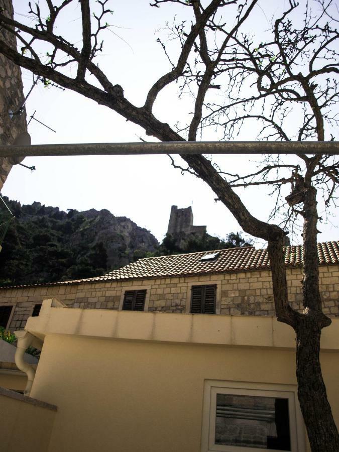 شقة House Nataniel In Omis Near Sea المظهر الخارجي الصورة