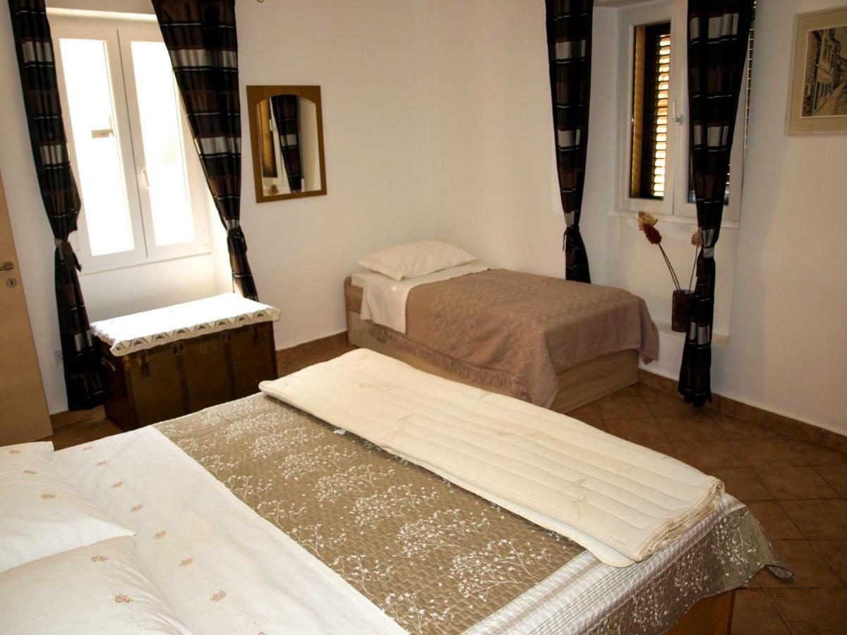 شقة House Nataniel In Omis Near Sea المظهر الخارجي الصورة