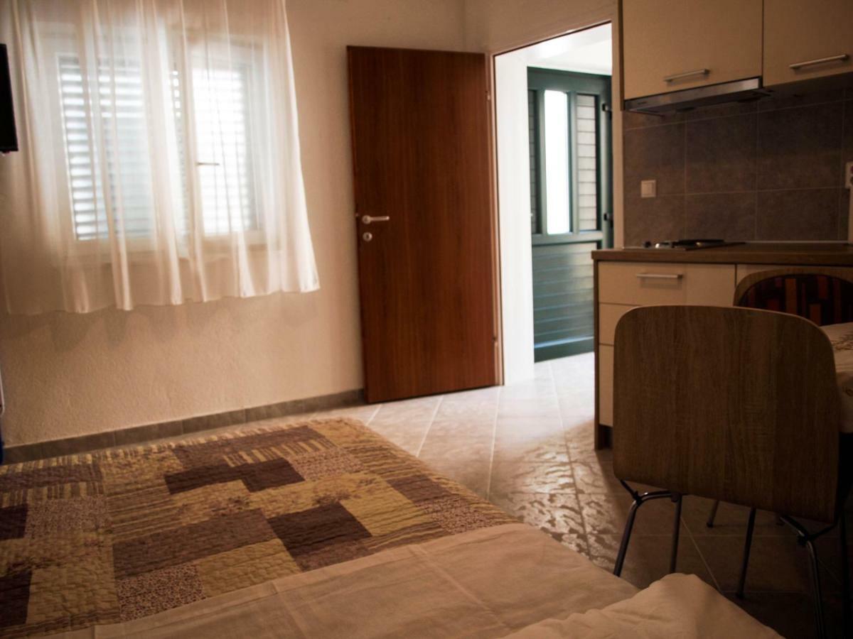 شقة House Nataniel In Omis Near Sea المظهر الخارجي الصورة