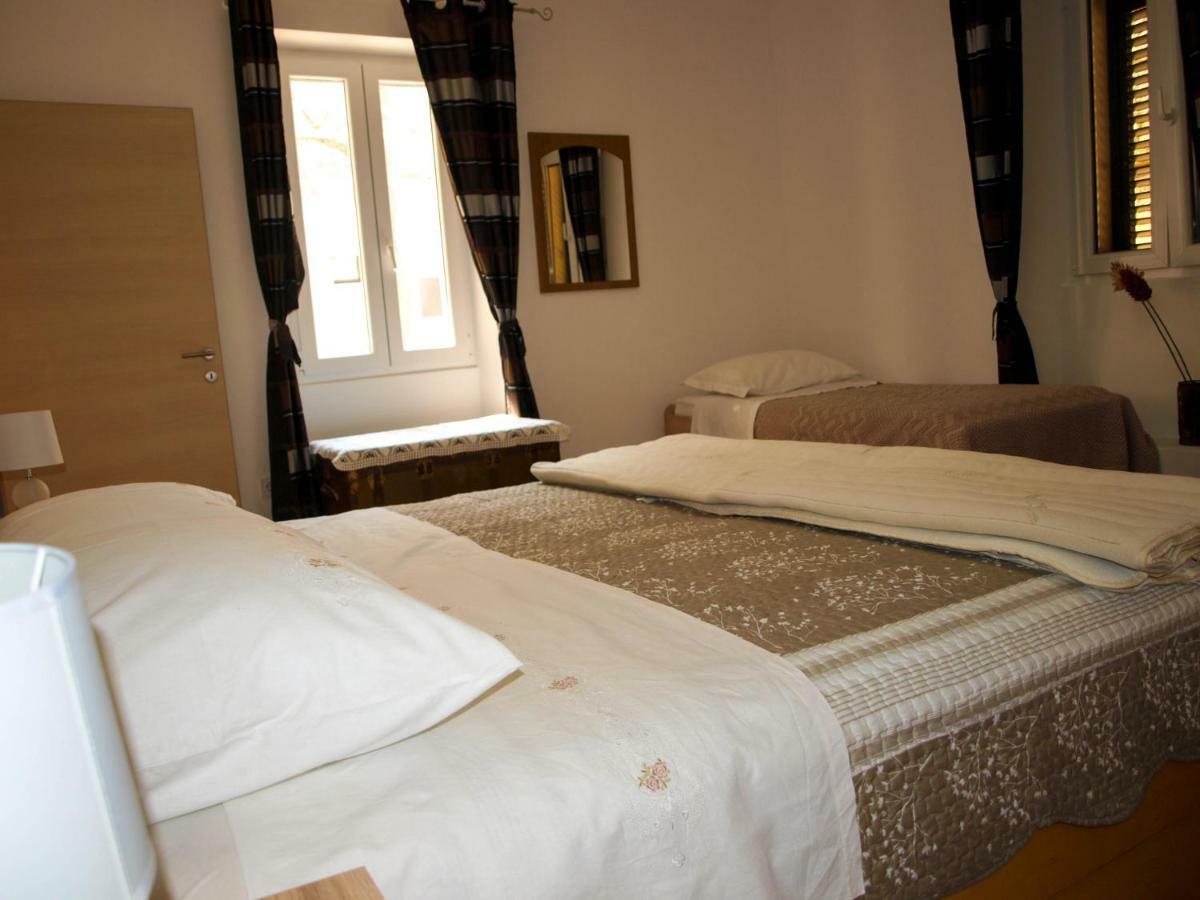 شقة House Nataniel In Omis Near Sea المظهر الخارجي الصورة