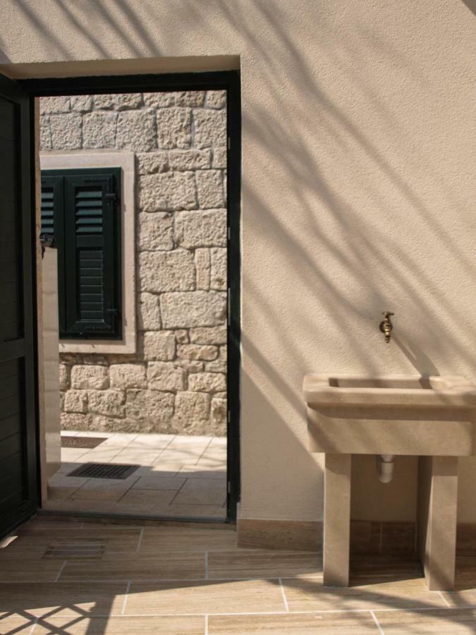 شقة House Nataniel In Omis Near Sea المظهر الخارجي الصورة