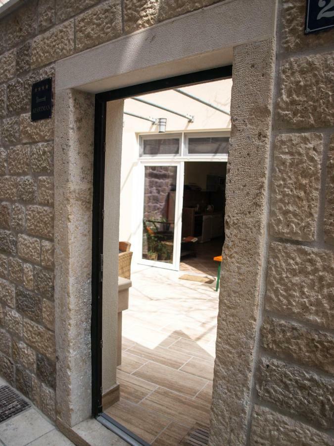 شقة House Nataniel In Omis Near Sea المظهر الخارجي الصورة