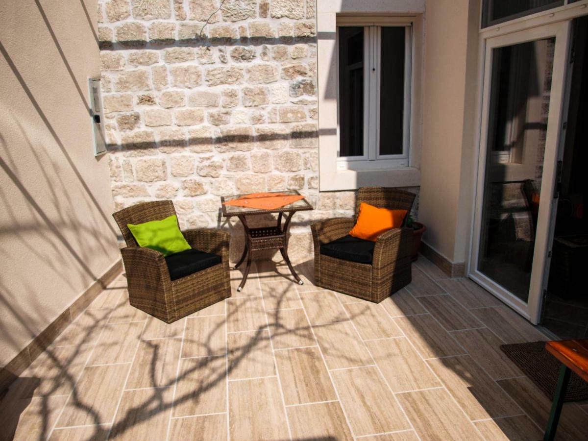 شقة House Nataniel In Omis Near Sea المظهر الخارجي الصورة